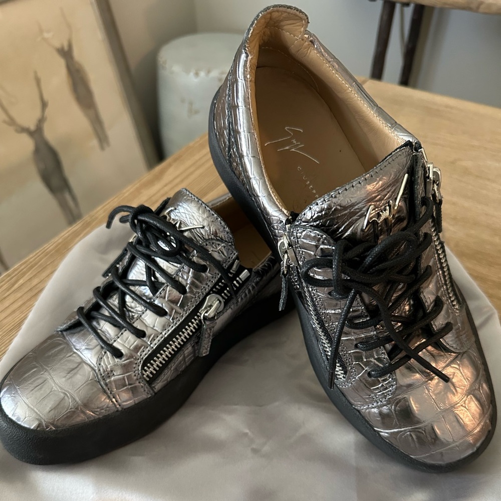 Giuseppe Zanotti low-top sneaker!  Like brand new, only wore 1x. EUR size 41